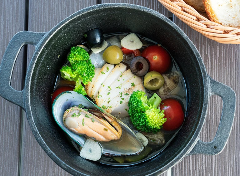 お食事 東北・秋田県にかほ市のホテルライクなグランピング施設「99glam」