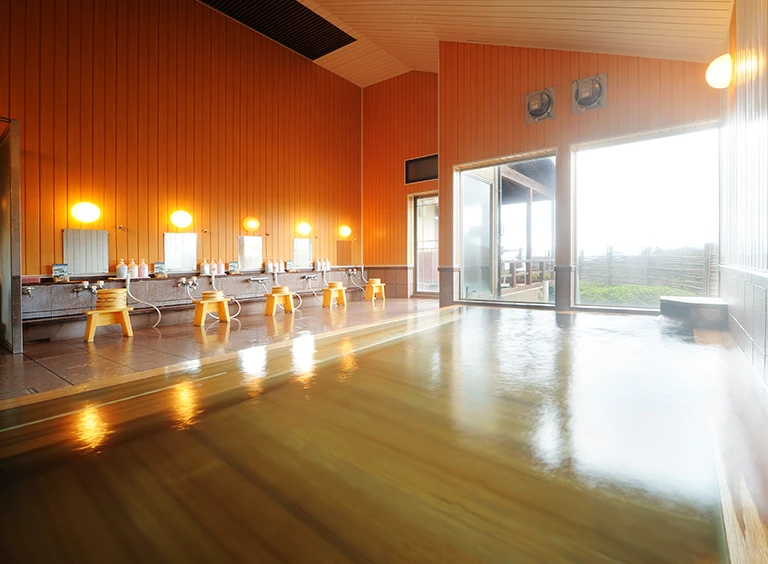 温泉 東北・秋田県にかほ市のホテルライクなグランピング施設「99glam」