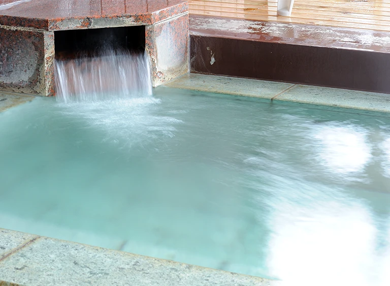 温泉 東北・秋田県にかほ市のホテルライクなグランピング施設「99glam」